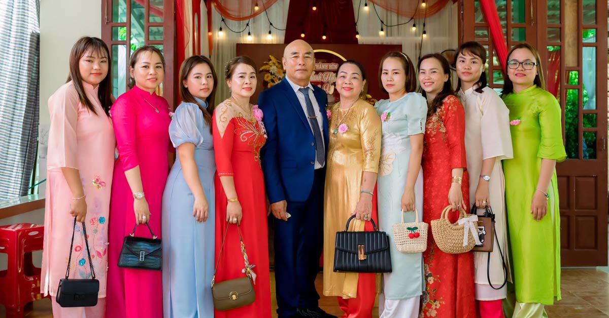 Bố mẹ Quảng Nam vất vả nuôi 8 cô con gái, về già được hưởng “trái ngọt”