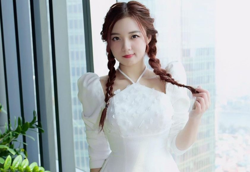 MC Phương Thảo đăng ảnh xinh đẹp, dễ thương trong bộ váy trắng