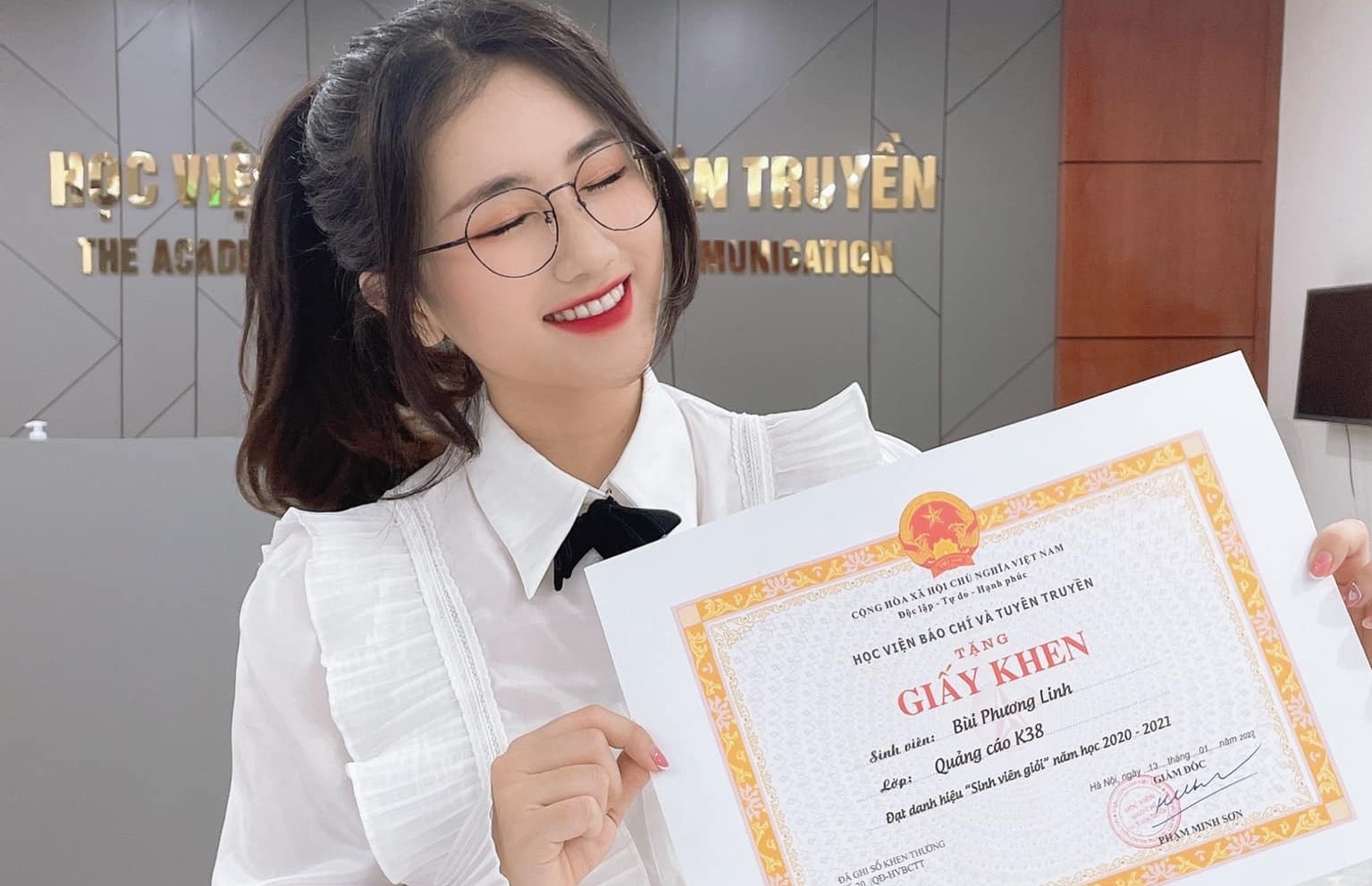 Nữ MC Linh Nắng xinh đẹp rạng ngời trong ngày nhận bằng tốt nghiệp đại học