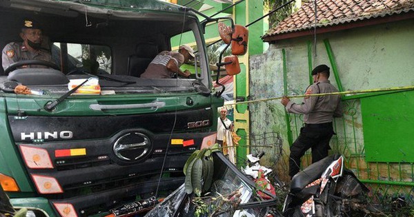 Indonesia: Xe tải gây tai nạn trước cổng trường học, 30 người thương vong