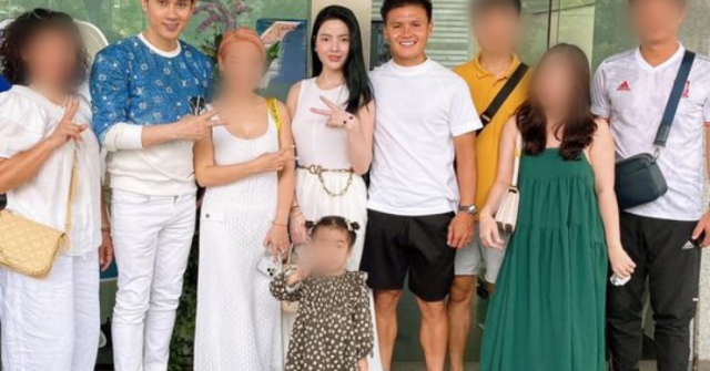 Lộ ảnh Quang Hải công khai sánh vai bên bạn gái xinh đẹp và gia đình