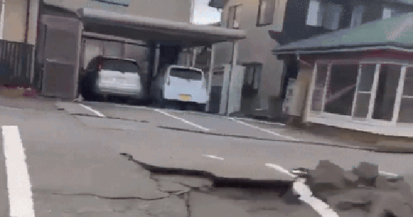 Khung cảnh đổ nát sau trận động đất mạnh 7,5 độ richter khiến Nhật Bản phải đưa ra cảnh báo sóng thần mức cao nhất