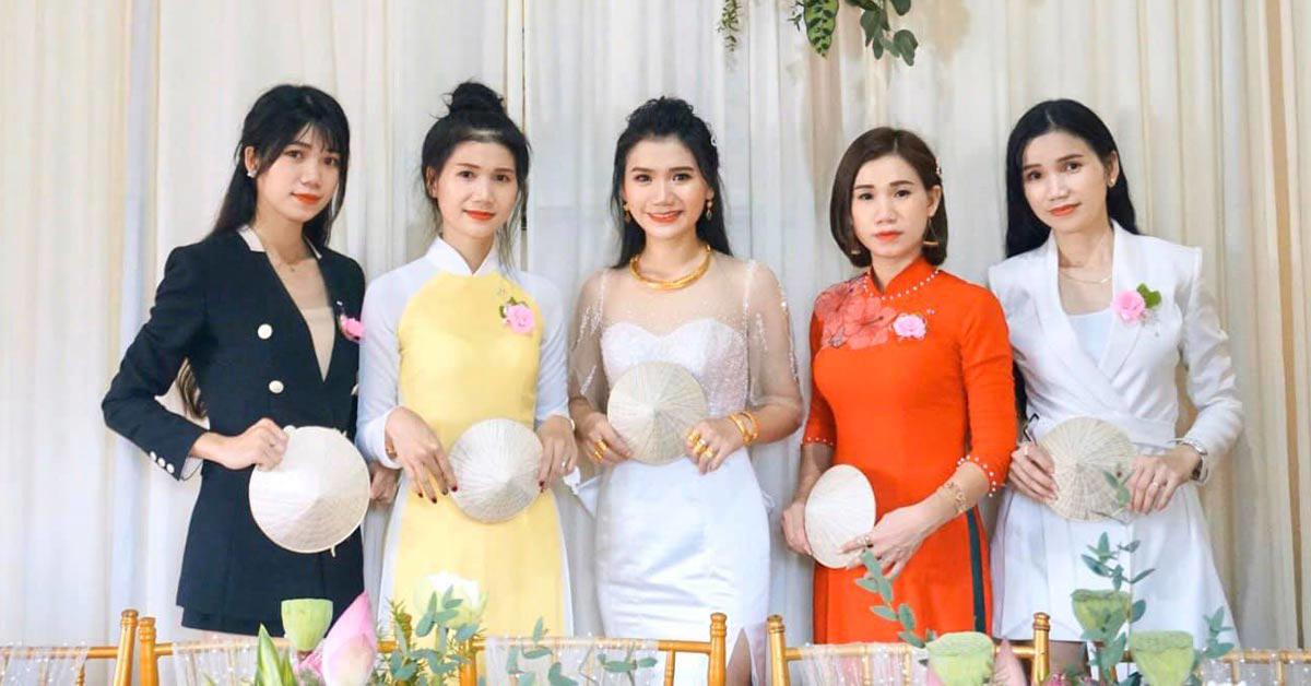 Bố mẹ Quảng Ngãi sinh được 5 cô con gái xinh đẹp, giỏi giang