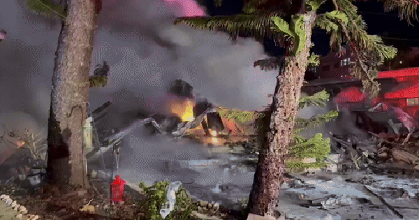 Máy bay gặp sự cố rồi lao xuống khu nhà di động ở Florida, hiện trường tan hoang chìm trong biển lửa