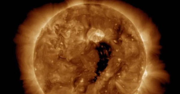 Bão Mặt trời có thể đổ bộ ngày 2⁄12, liệu bao nhiêu vệ tinh bị rơi rụng?