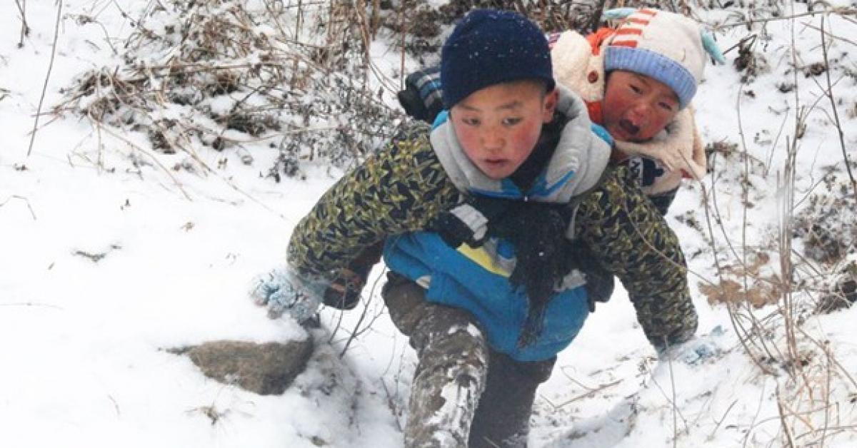 Cõng em dưới bão tuyết âm 11 độ, cậu bé 9 tuổi khiến hàng triệu người xót xa sau 4 năm giờ ra sao?
