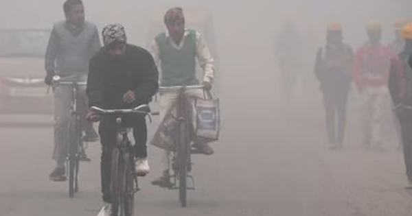 Giá lạnh, sương mù ảnh hưởng giao thông tại Ấn Độ