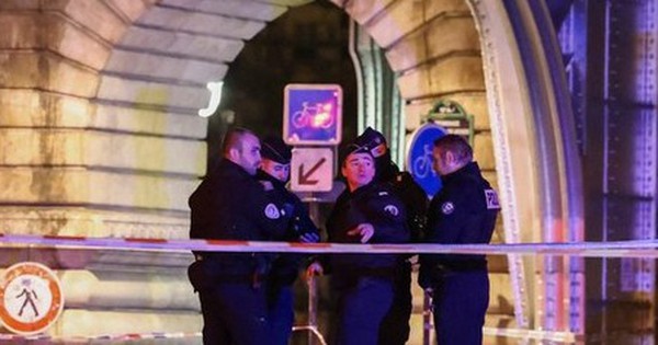 Tấn công bằng dao gần Tháp Eiffel, ba du khách thương vong