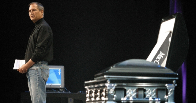 Steve Jobs gây sốc khi mang quan tài lên sâu khấu để... khai tử Mac OS 9