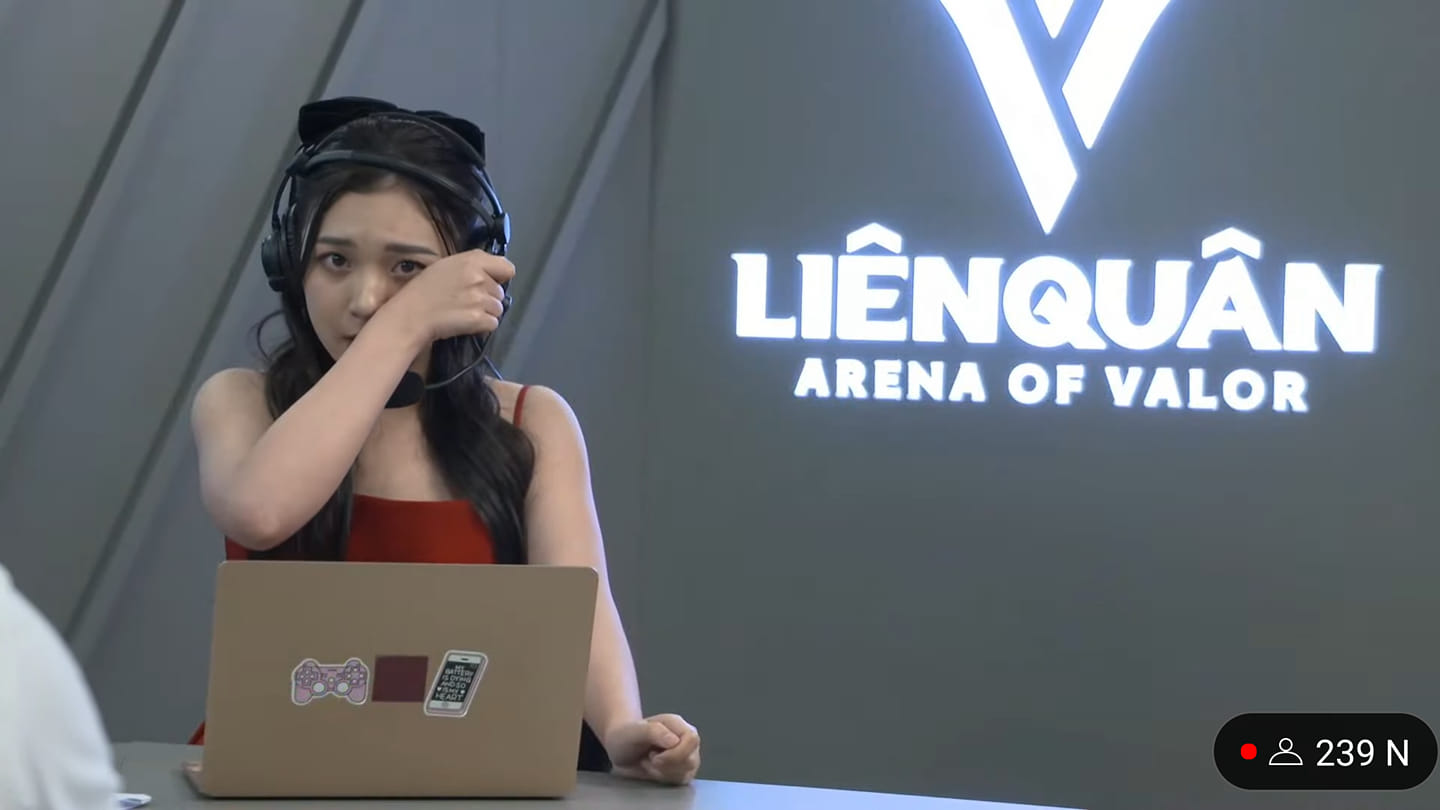 MC Phương Thảo bật khóc trên sóng livestream khi chứng kiến V Gaming tiến vào chung kết AIC 2022