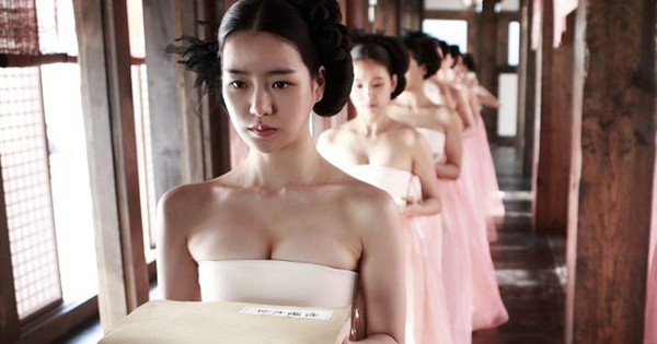 Nữ hoàng cảnh nóng đối đầu Song Hye Kyo là ai?