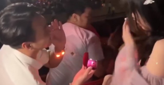 Một cặp đôi người Việt cầu hôn trong đêm diễn của Taylor Swift tại Singapore