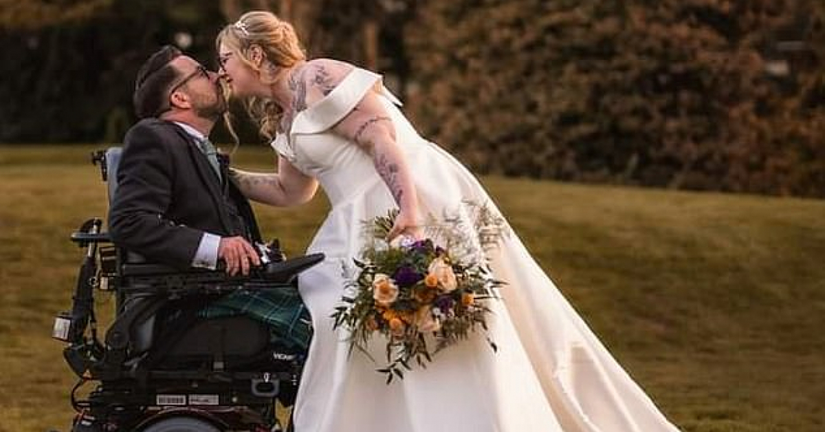 Chú rể ngồi xe lăn khiến cô dâu choáng váng khi đứng trong ngày cưới