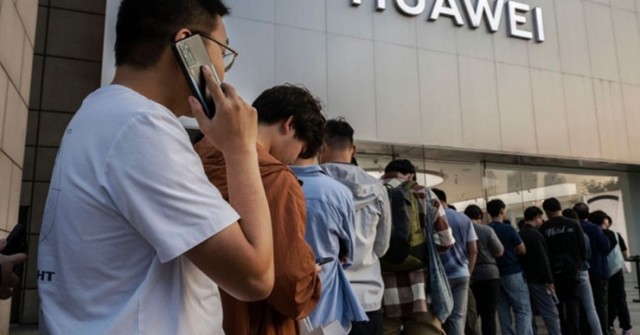 Đang tăng trưởng mạnh, vì sao Huawei bất ngờ giảm tốc độ sản xuất smartphone?