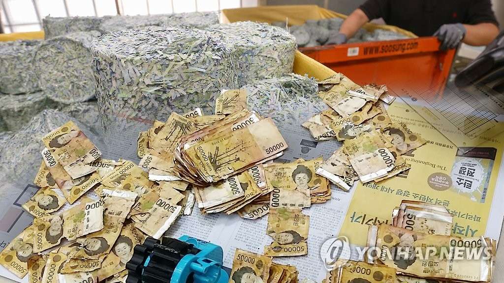 Hàn Quốc tiêu hủy lượng tiền giấy khổng lồ cao gấp 6 lần đỉnh Everest