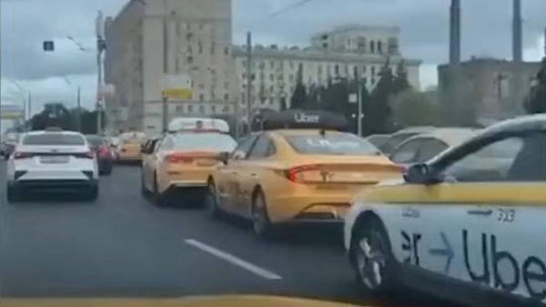 Hacker Anonymous gây tắc đường ở thủ đô của Nga