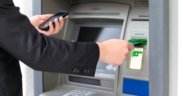 Rút tiền tại cây ATM nhưng bị 