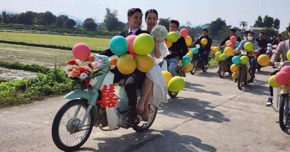 Đám cưới rước dâu bằng hàng chục xe Cub ở Hà Tĩnh 'gây sốt'