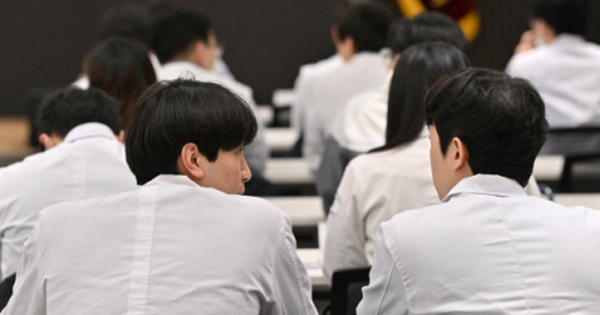 Khủng hoảng y tế tại Hàn Quốc: Kế hoạch tăng tuyển sinh không thay đổi, người người nhà nhà đổ xô đến học viện ôn thi vào trường y