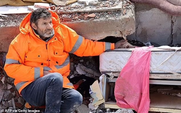 Động đất ở Thổ Nhĩ Kỳ: Nhói lòng cảnh người cha nắm tay con gái đã ra đi dưới đống đổ nát