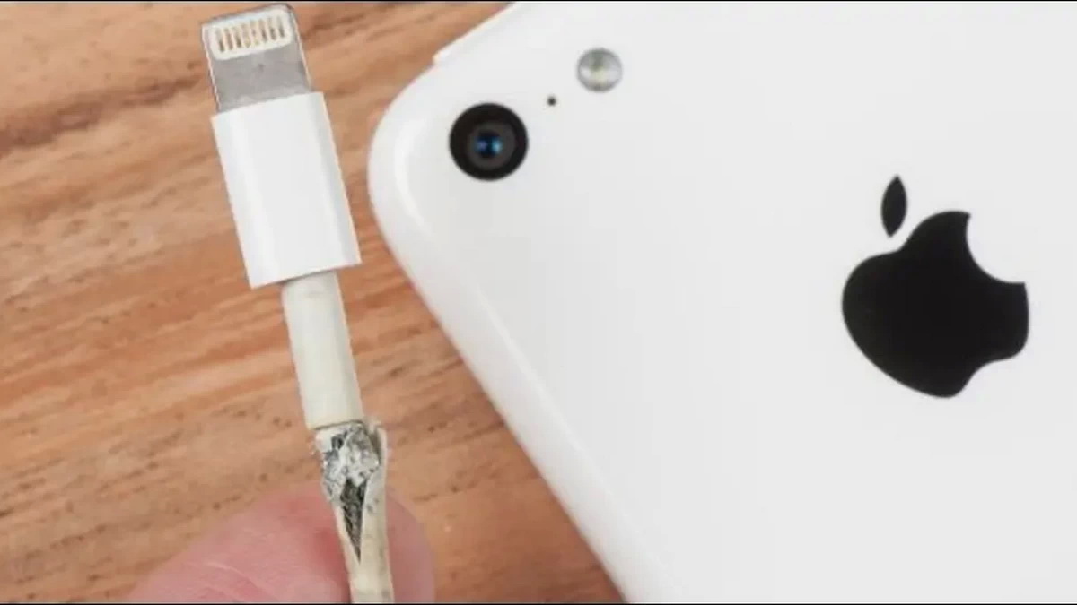 Айфон не видит шнур. Поврежденный кабель зарядки. Порванный капель айфона. Потертый провод от айфона. Как почистить шнур от зарядки айфона.