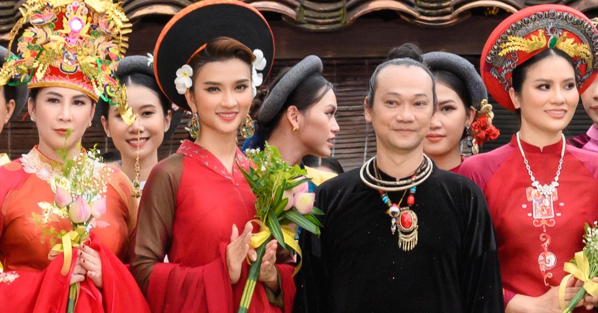 “Nữ hoàng cảnh nóng” Kim Tuyến bất ngờ diện áo dài diễn thời trang