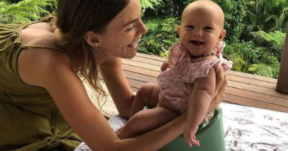 Mẹ huấn luyện con gái ngồi bô khi hai tuần tuổi và cái kết bất ngờ