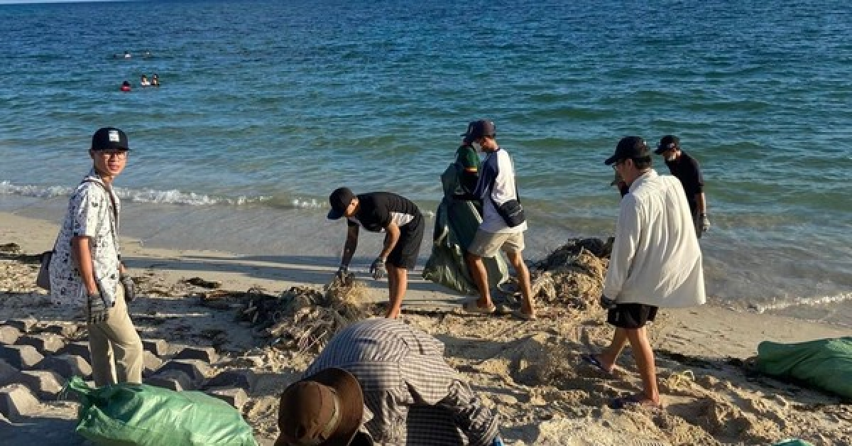 Bạn trẻ chung tay gom rác, làm sạch bờ biển ở đảo Phú Quý