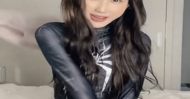 Đu trend Lai Lai, nữ streamer Mina Young hóa thân người nhện đen đầy quyến rũ