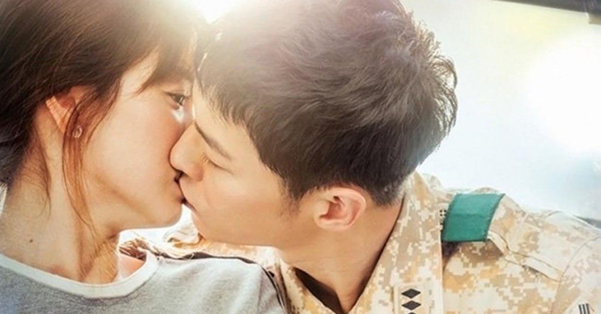 Cảnh hôn của Song Joong Ki và Song Hye Kyo được chiếu lại gây tranh cãi