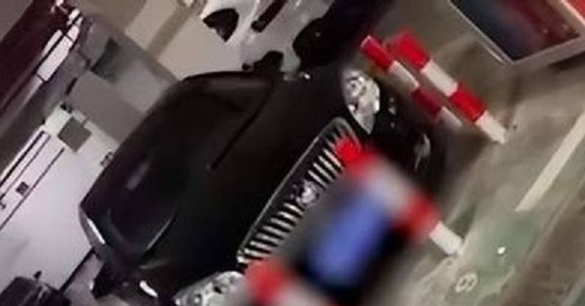 Trung Quốc: Người đàn ông hàn 8 cọc sắt cảnh cáo vì bị cướp chỗ đỗ xe