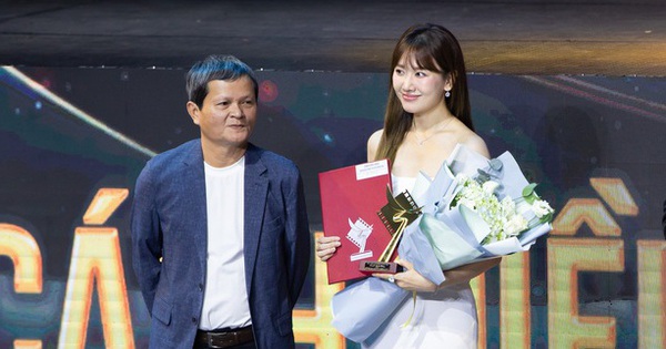 Trấn Thành bận dẫn chung kết Rap Việt, Hari Won thay chồng nhận giải ở Cánh Diều Vàng 2023