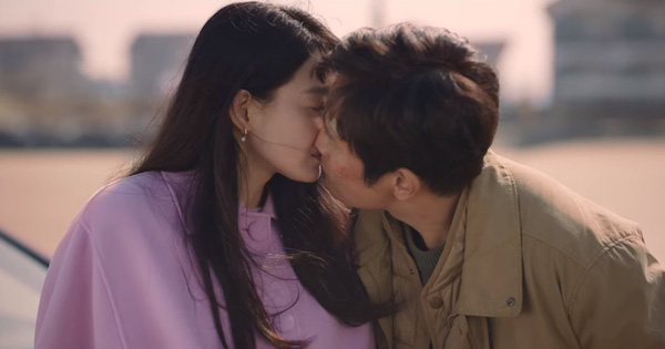 Làng nước ơi, Shin Min Ah hôn trai lạ ở phim đóng chung với Kim Woo Bin, anh nhà có ổn không thế?