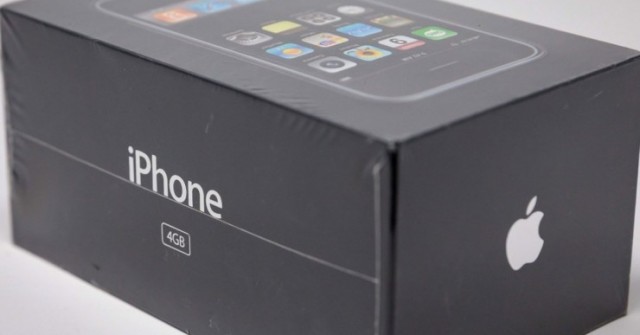 iPhone đầu tiên nguyên hộp lại được đem ra đấu giá, có thể chốt tới 2,4 tỷ đồng