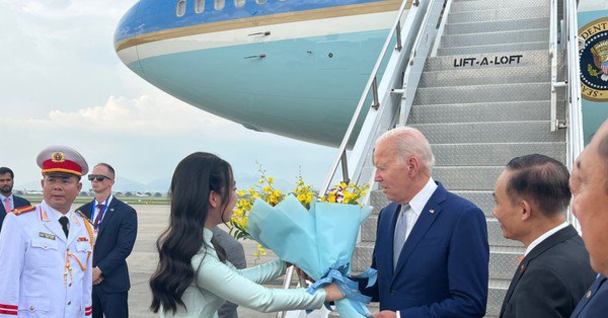 Nữ sinh tặng hoa cho Tổng thống Mỹ Joe Biden tại sân bay Nội Bài là ai?
