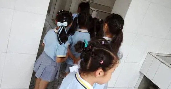 Bị cấm chơi đùa giờ giải lao, học sinh nhiều trường Trung Quốc giải trí ở toilet