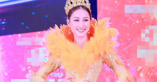 Hoa khôi Đoàn Hồng Trang mặc váy đấu giá, thu về 300 triệu đồng