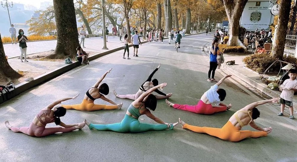 Nhóm phụ nữ diện đồ bó sát, ngồi giữa đường tập yoga gây tranh cãi