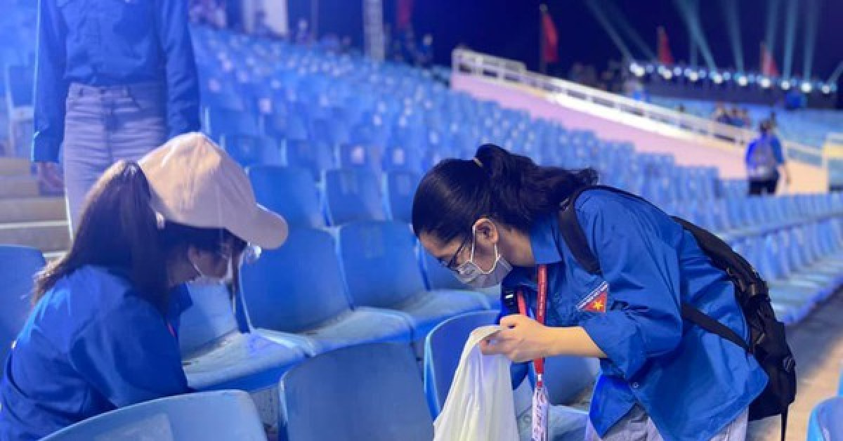 Bạn trẻ tình nguyện dọn rác tại SEA Games 31