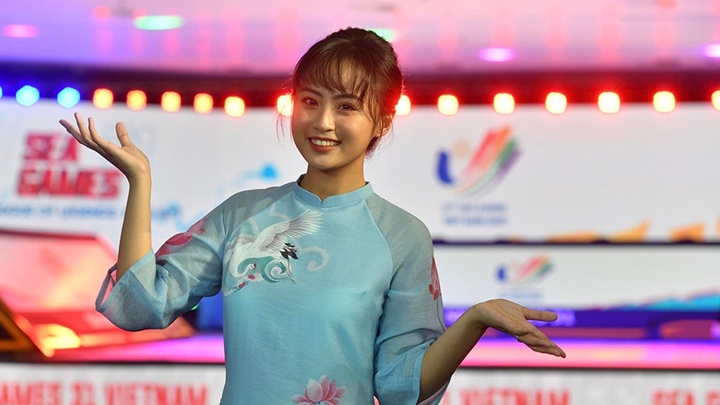 Nữ MC Tốc Chiến xinh đẹp rạng rỡ trong tà áo dài tại SEA Games 31
