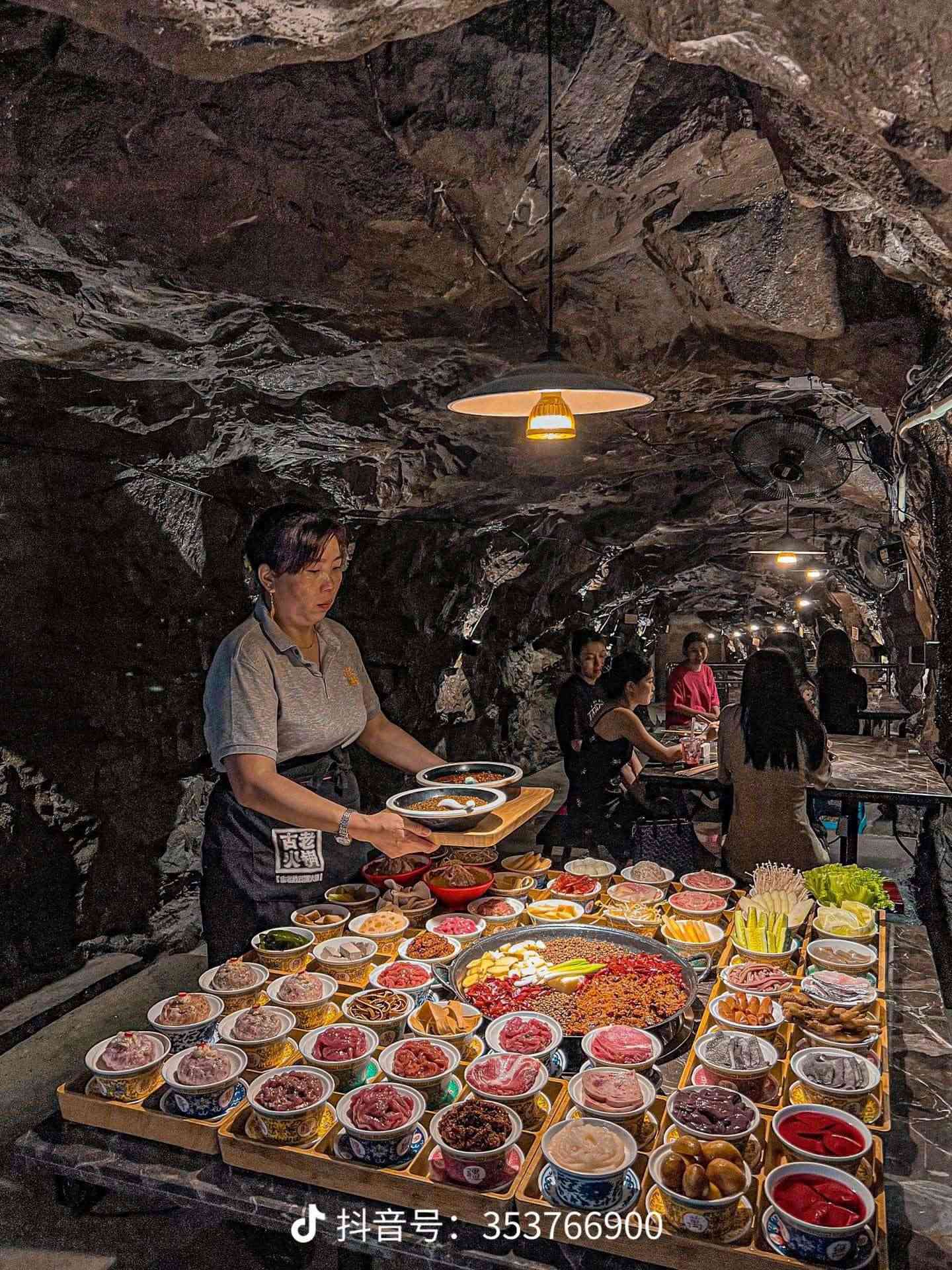 Nhà hàng lẩu dưới hầm trú ẩn ở Trùng Khánh - Trung Quốc