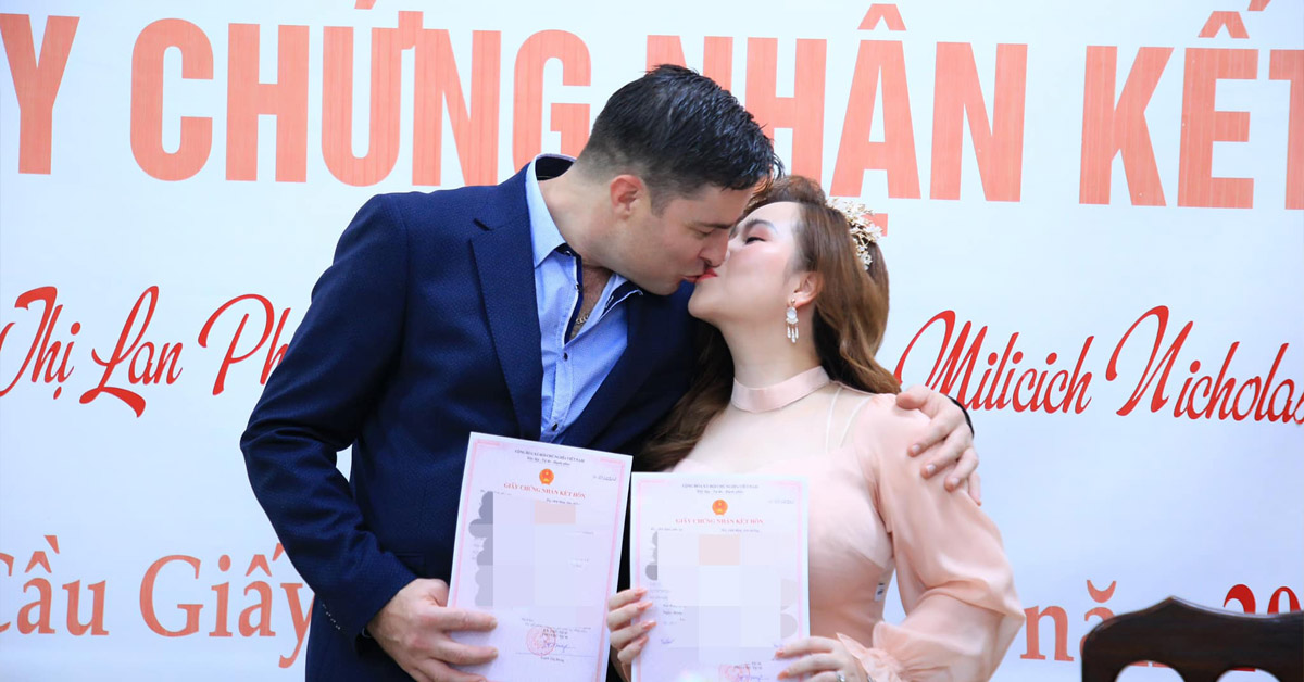 “Cô gái mét rưỡi” Trương Phương nhận giấy chứng nhận kết hôn ở UBND quận với chồng Tây cao 2m