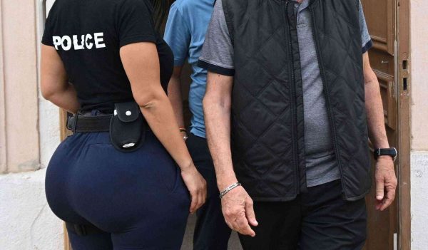Nữ cảnh sát với vòng 3 siêu khủng khiến nhiều người 'xin bị bắt'