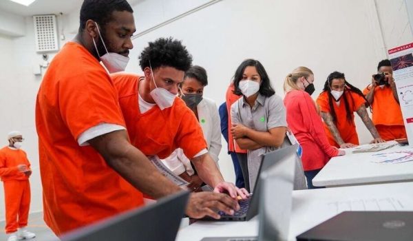 Mỹ: Tù nhân lấy chứng chỉ trường MIT nhờ học code ở trong tù
