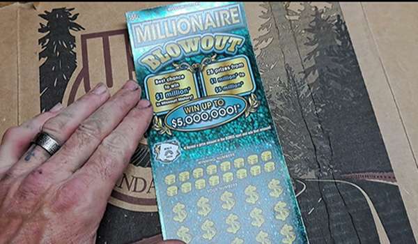 Người phụ nữ suýt mất 1 triệu đô khi định ném tấm vé số trúng thưởng vào thùng rác