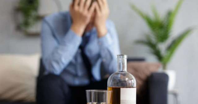 Tại sao chúng ta bị đau đầu sau khi uống rượu?
