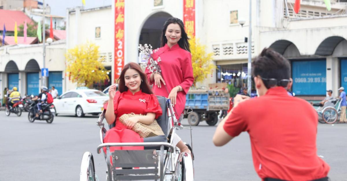 Bạn trẻ TPHCM diện áo dài rực rỡ chụp ảnh trước chợ Bến Thành