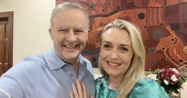 Thủ tướng Úc cầu hôn bạn gái vào ngày Valentine