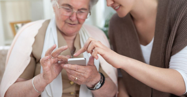 Có nên mua smartphone cao cấp cho người cao tuổi?