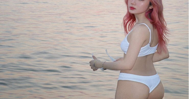 Nữ streamer Mina Young “đốt mắt” fan hâm mộ với trang phục bikini gợi cảm